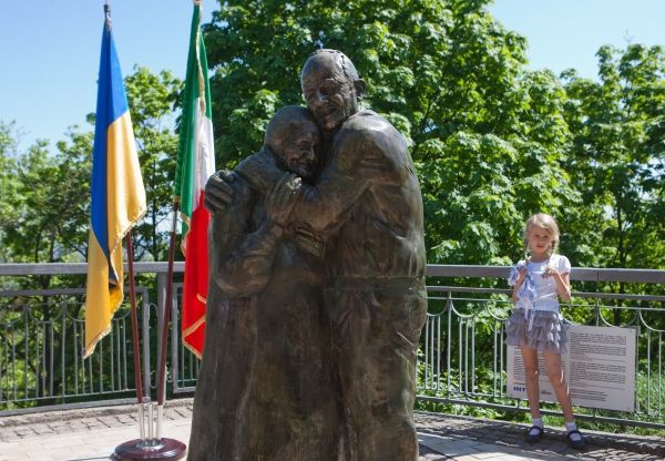 В Киеве установили памятник любви украинки и итальянца (Фото)
