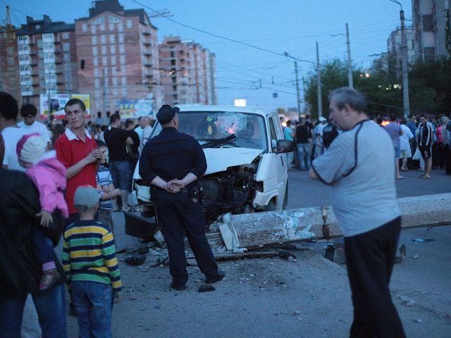 В Івано-Франківську натовп хотів вчинити самосуд над ДАІшниками за смертельну ДТП (Фото) В Івано-Франківську натовп хотів вчинити самосуд над ДАІшниками за смертельну ДТП (Фото)