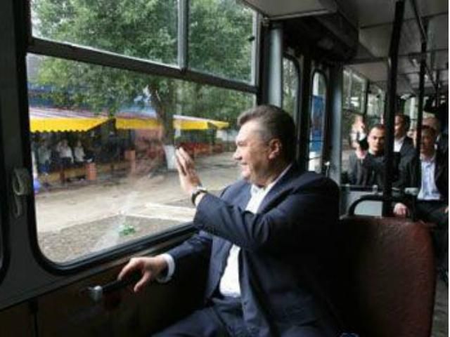 Янукович отправился в детский лагерь "Артек" Янукович отправился в детский лагерь "Артек"