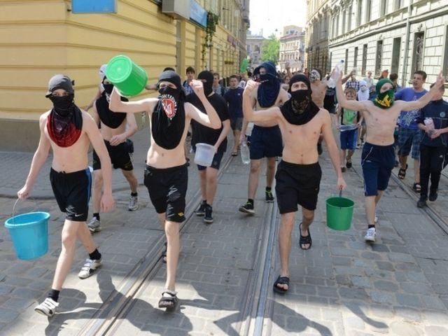 Люди не скаржаться на львівських хуліганів Обливаного понеділка до міліції (Відео)
