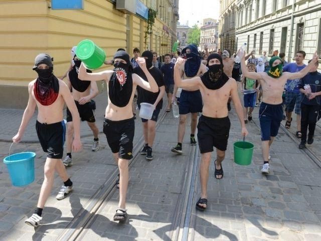 Люди не жалуются на львовских хулиганов Обливного понедельника в милицию (Видео)