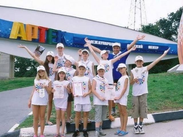 Детей, с которыми должен встретиться Янукович, провели через металлодетектор Детей, с которыми должен встретиться Янукович, провели через металлодетектор