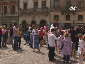 На площі Ринок водили гаївки з банком „Львів” і Молочною компанією „Галичина” На площі Ринок водили гаївки з банком „Львів” і Молочною компанією „Галичина”