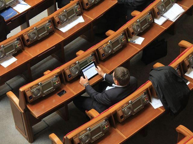 Депутати не працювали у комітетах ВР, дехто – на морі (Фото) Депутати не працювали у комітетах ВР, дехто – на морі (Фото)