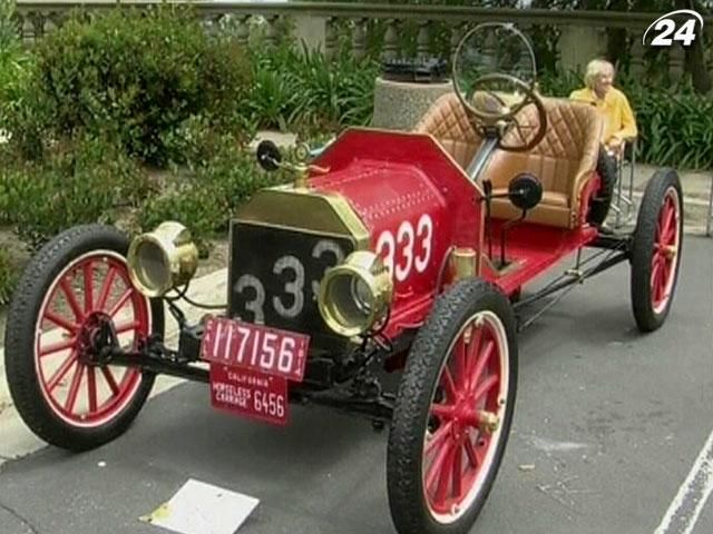 В США открылась одна из крупнейших в мире выставок винтажных авто (Видео) В США открылась одна из крупнейших в мире выставок винтажных авто (Видео)