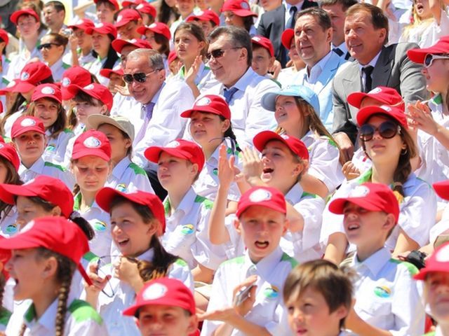 Янукович посмотрел в "Артеке" футбол (Фото)