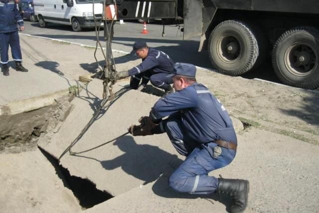 На Хмельниччині вантажівка на стоянці раптово провалилась в яму (Фото)
