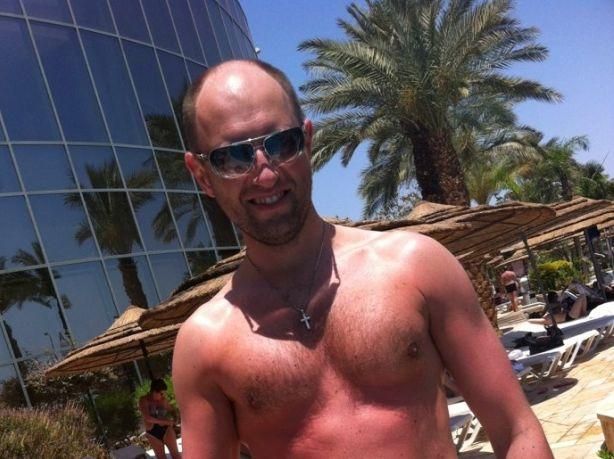 У Яценюка объяснили, что он отдыхал немного, просто позже поделился фото У Яценюка объяснили, что он отдыхал немного, просто позже поделился фото