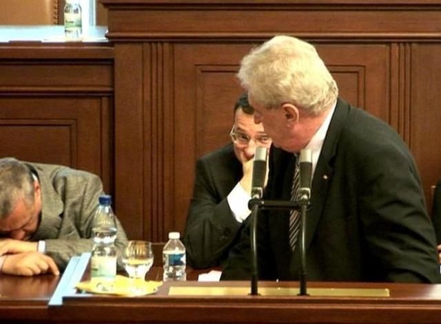 В Чехии во время выступления президента заснул министр В Чехии во время выступления президента заснул министр