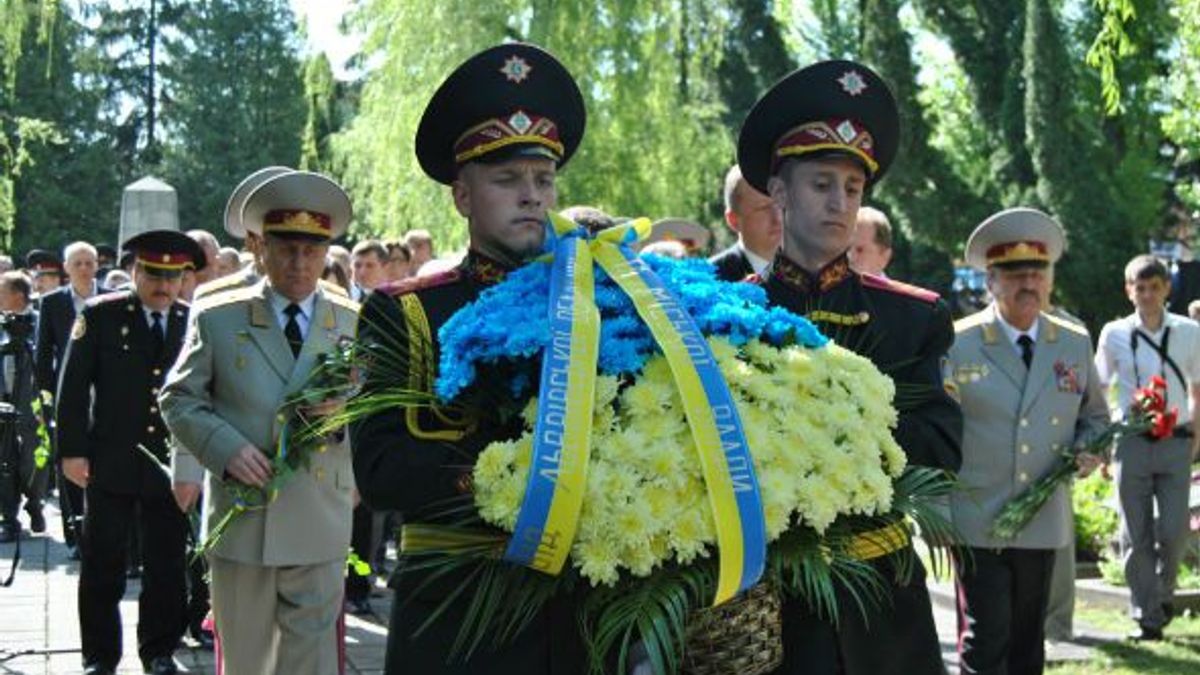 День Перемоги у Львові. Влада поклала квіти на Пагорбі слави (Фото) День Перемоги у Львові. Влада поклала квіти на Пагорбі слави (Фото)