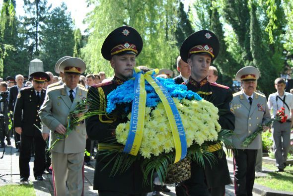 День Перемоги у Львові. Влада поклала квіти на Пагорбі слави (Фото)