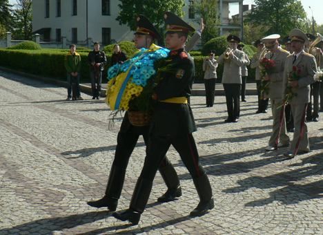 День Победы во Львове. Власти возложили цветы на Холме славы (Фото)