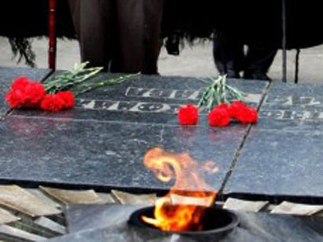 Президент Украины возложили цветы к памятникам неизвестному солдату