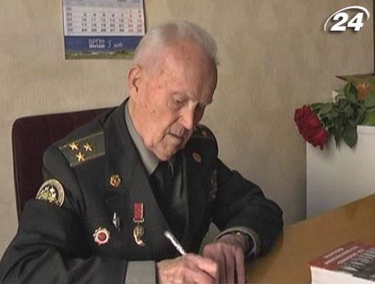 92-річний ветеран Олександр Новіков щодня ходить на роботу