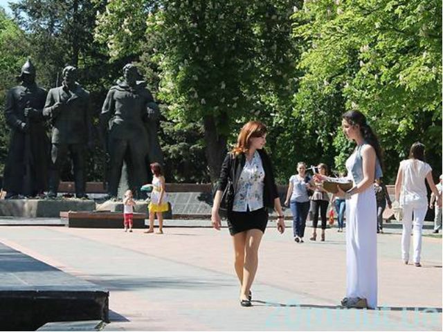 У Вінниці молодь роздавала журавликів у пам’ять про загиблих солдат (Фото) 