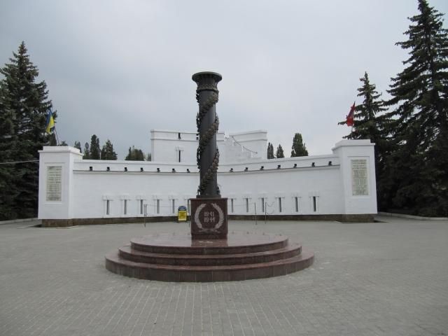 Учні розгромили меморіал російським воїнам в Криму
