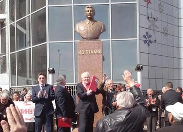 У Росії до Дня Перемоги встановили пам'ятник Сталіну 