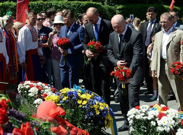 Яценюка у Києві провокували вигуками "Бандера капут" Яценюка у Києві провокували вигуками "Бандера капут"