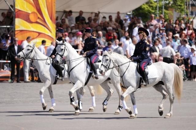 В праздничном параде в Харькове задействовали джипы и лошадей (Фото) В праздничном параде в Харькове задействовали джипы и лошадей (Фото)