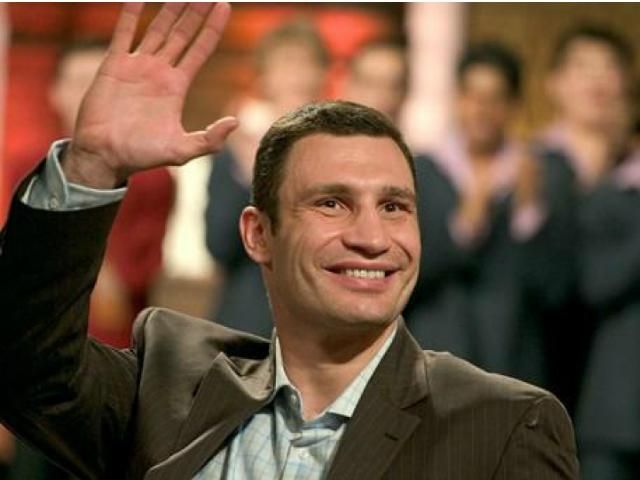 Кличко спел под гитару военную песню с ветеранами Кличко спел под гитару военную песню с ветеранами