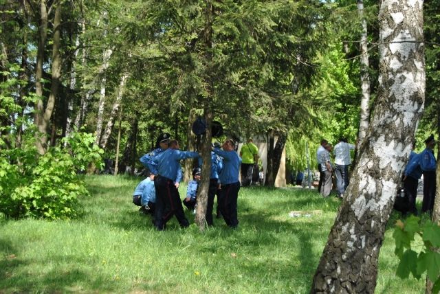 На День Победы львовские милиционеры прятались от солнца в лесочке (Фото)