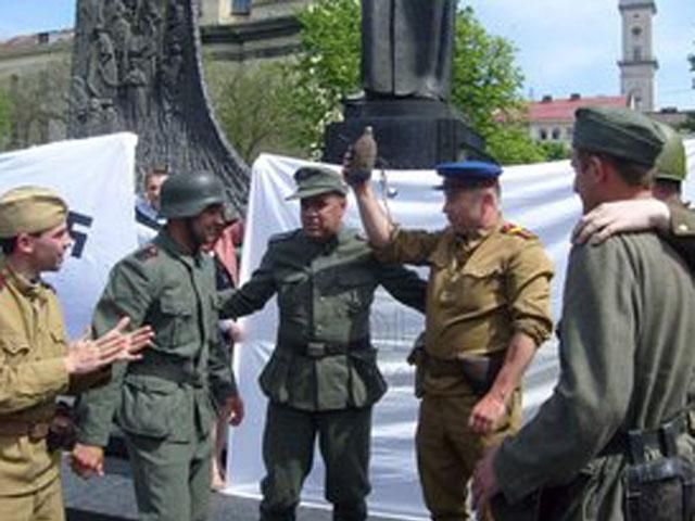В центре Львова поставили спектакль о Второй мировой войне (Видео)