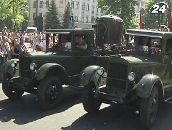 У Запоріжжі відбувся парад військових ретро-авто