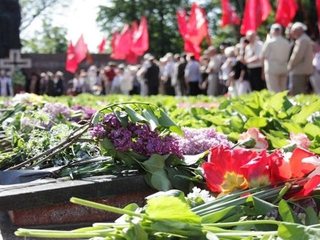 На День Перемоги в Івано-Франківську свободівці перекрили вулицю (Фото)