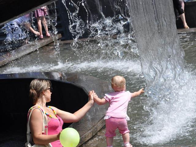 Сьогодні в Україні синоптики обіцяють літню спеку Сьогодні в Україні синоптики обіцяють літню спеку