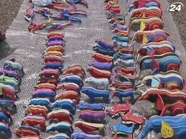 У Кенії викинуті в'єтнамки перетворюють на твори мистецтва У Кенії викинуті в'єтнамки перетворюють на твори мистецтва