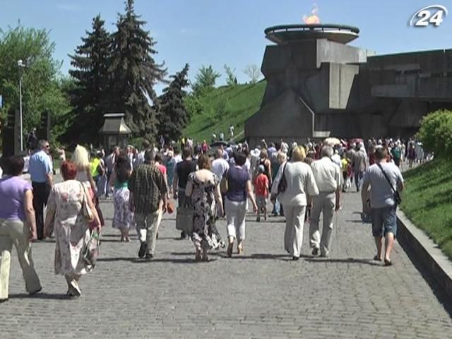 Сегодня киевляне массово посещают Мемориал Славы и музей ВОВ