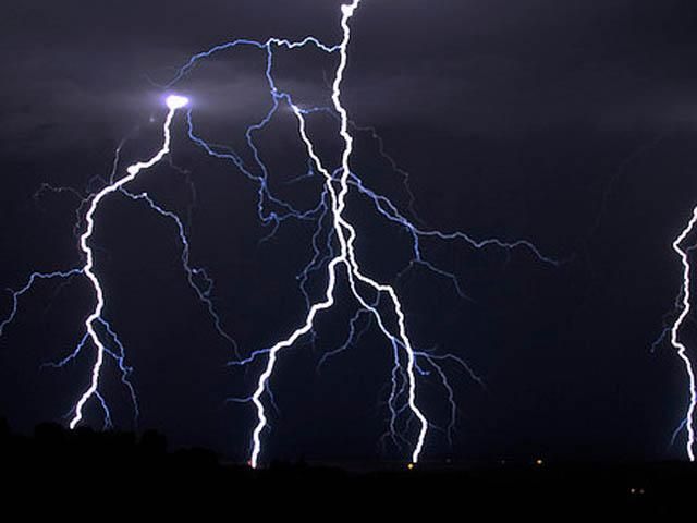 В Германии от удара молнии пострадали более 40 человек В Германии от удара молнии пострадали более 40 человек