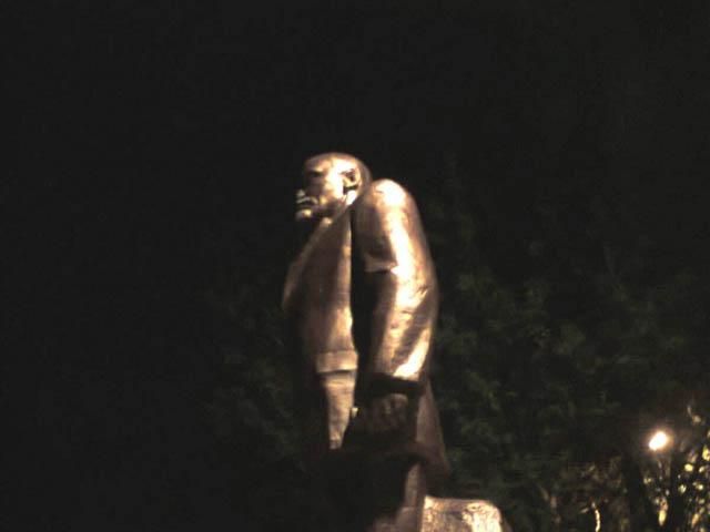 На Київщині пошкоджено пам'ятник Леніну (Фото) На Київщині пошкоджено пам'ятник Леніну (Фото)