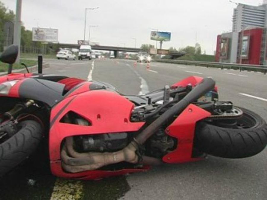 Автомобиль подрезал велосипедиста Автомобиль подрезал велосипедиста