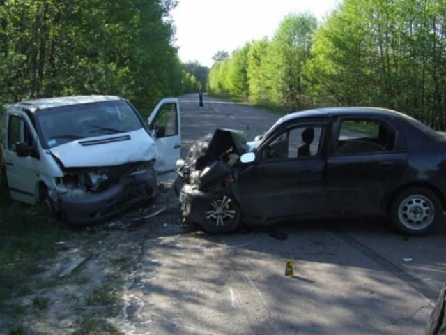 На Ровенщине легковушка врезалась в микроавтобус: 1 человек погиб, 3 госпитализированы (Фото)