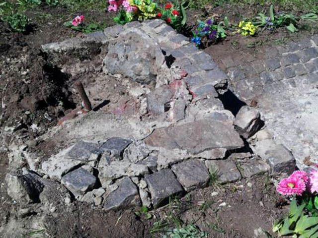 У Харкові замість зруйнованого пам’ятника воїнам ОУН-УПА поставили березовий хрест У Харкові замість зруйнованого пам’ятника воїнам ОУН-УПА поставили березовий хрест