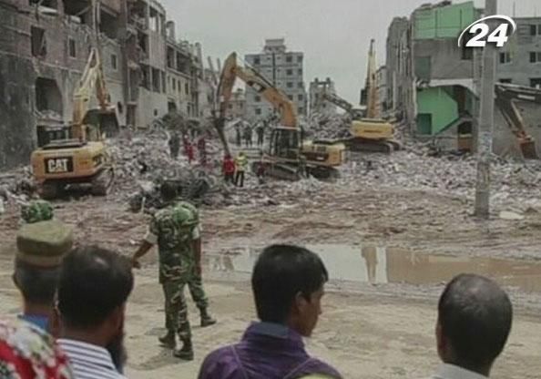 В Бангладеш врятували жінку, яка 17 днів провела під завалами В Бангладеш врятували жінку, яка 17 днів провела під завалами