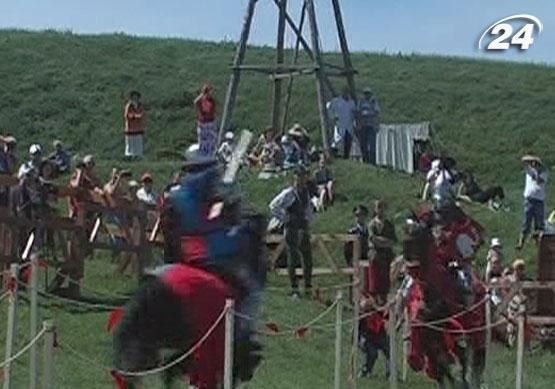 На фестиваль в Хотині з’їхалося більше тисячі учасників На фестиваль в Хотині з’їхалося більше тисячі учасників