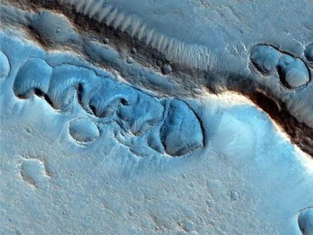 На Марсе обнаружили впадины, которые могут быть отложениями водных потоков (Фото)