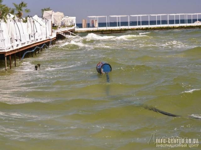 У Криму нічний клуб зливає нечистоти в море (Фото) У Криму нічний клуб зливає нечистоти в море (Фото)