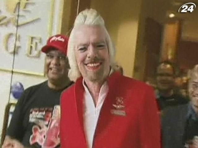 Магнат Річард Бренсон привселюдно поголив ноги, щоб стати стюардесою Магнат Річард Бренсон привселюдно поголив ноги, щоб стати стюардесою