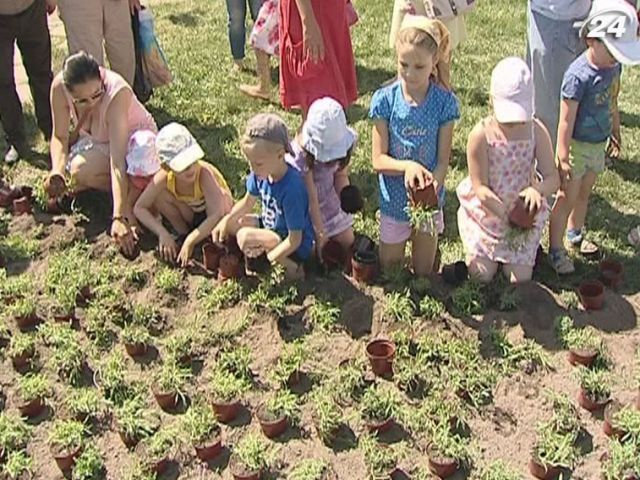 Діти виклали слова “мама” із квітів, а Янукович привітав матерів в інтернеті Діти виклали слова “мама” із квітів, а Янукович привітав матерів в інтернеті