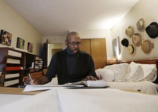 Житель Нью-Йорка переписал Библию от руки Житель Нью-Йорка переписал Библию от руки