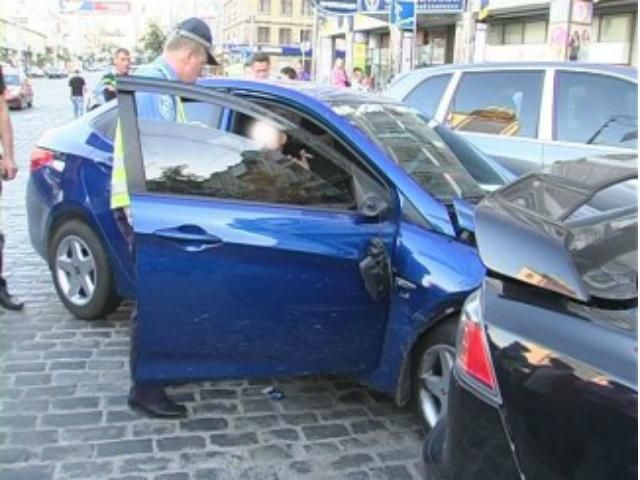 У Києві горе-водій скоїв потрійне ДТП (Фото) У Києві горе-водій скоїв потрійне ДТП (Фото)