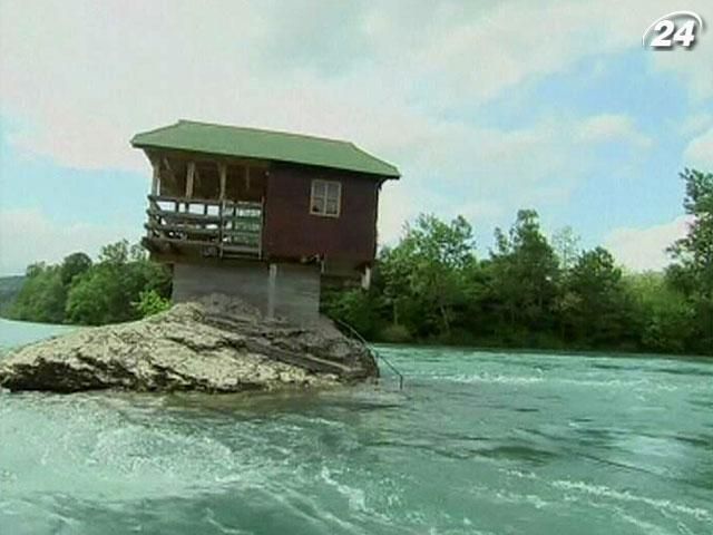 Серб построил дом посреди реки Дрины (Видео)