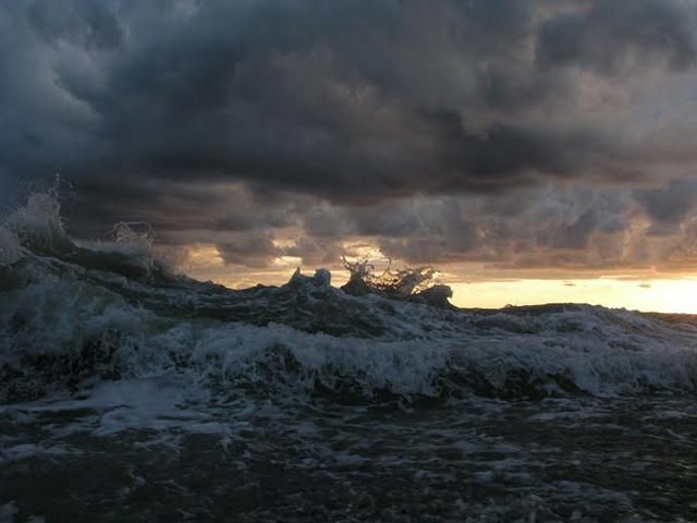 Корабль с 200 беженцами на борту потерпел крушение в Бирме Корабль с 200 беженцами на борту потерпел крушение в Бирме