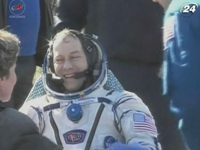 Капсула с экипажем "Союза" приземлилась в Казахстане Капсула с экипажем "Союза" приземлилась в Казахстане