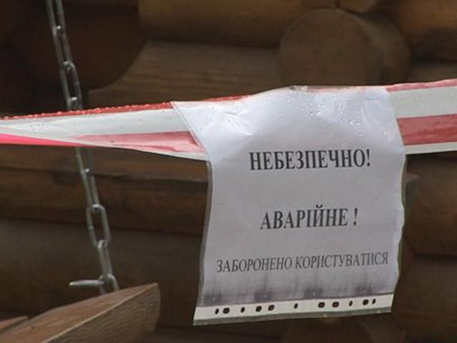 У Бердичеві на гойдалці загинула маленька дівчинка (Фото) У Бердичеві на гойдалці загинула маленька дівчинка (Фото)