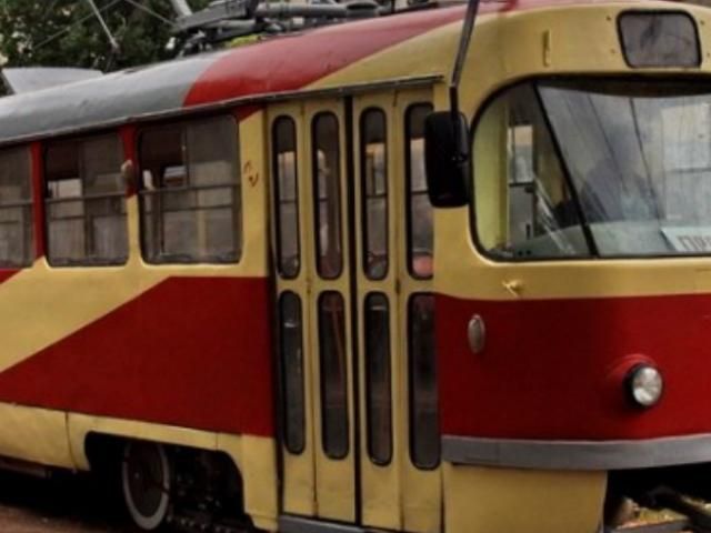 У Києві трамвай протаранив три авто (Відео)