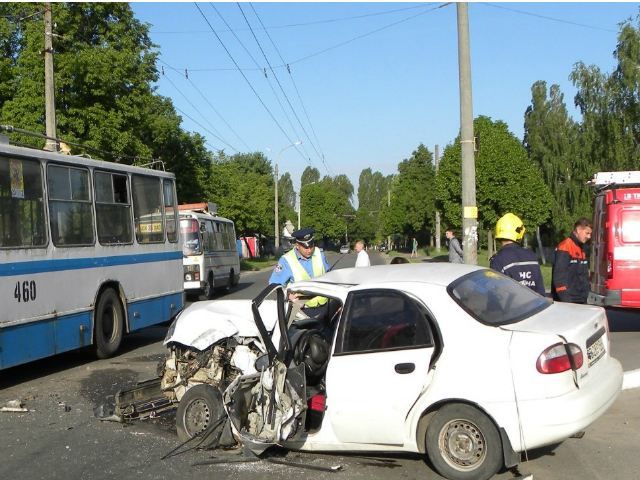 У Чернігові легковик протаранив тролейбус (Фото)